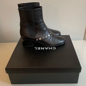 CHANEL chic short boots, TUM Calfskin. Size 40, WORN TWICE. No box